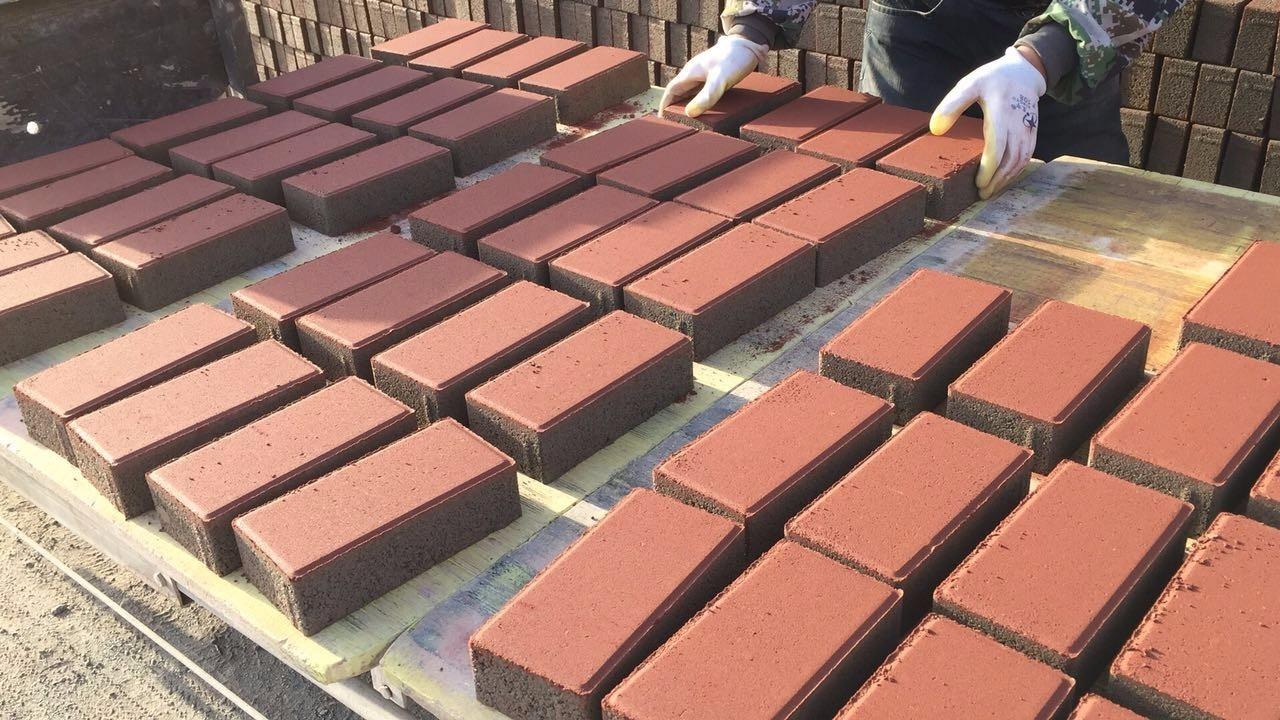 生產(chǎn)設(shè)備的好壞對路面磚影響大嗎?(圖1)