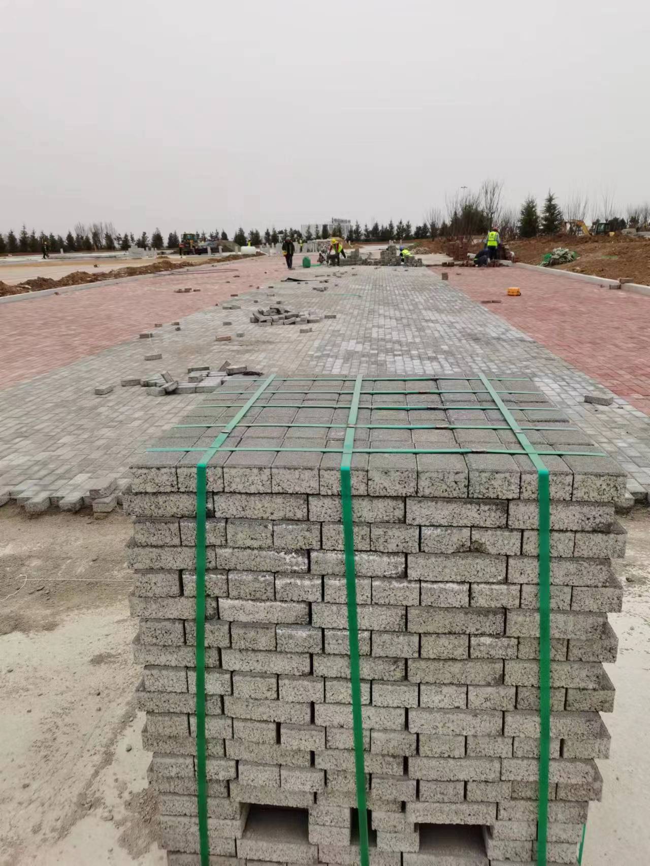 威海水泥磚路面磚施工現(xiàn)場.jpg