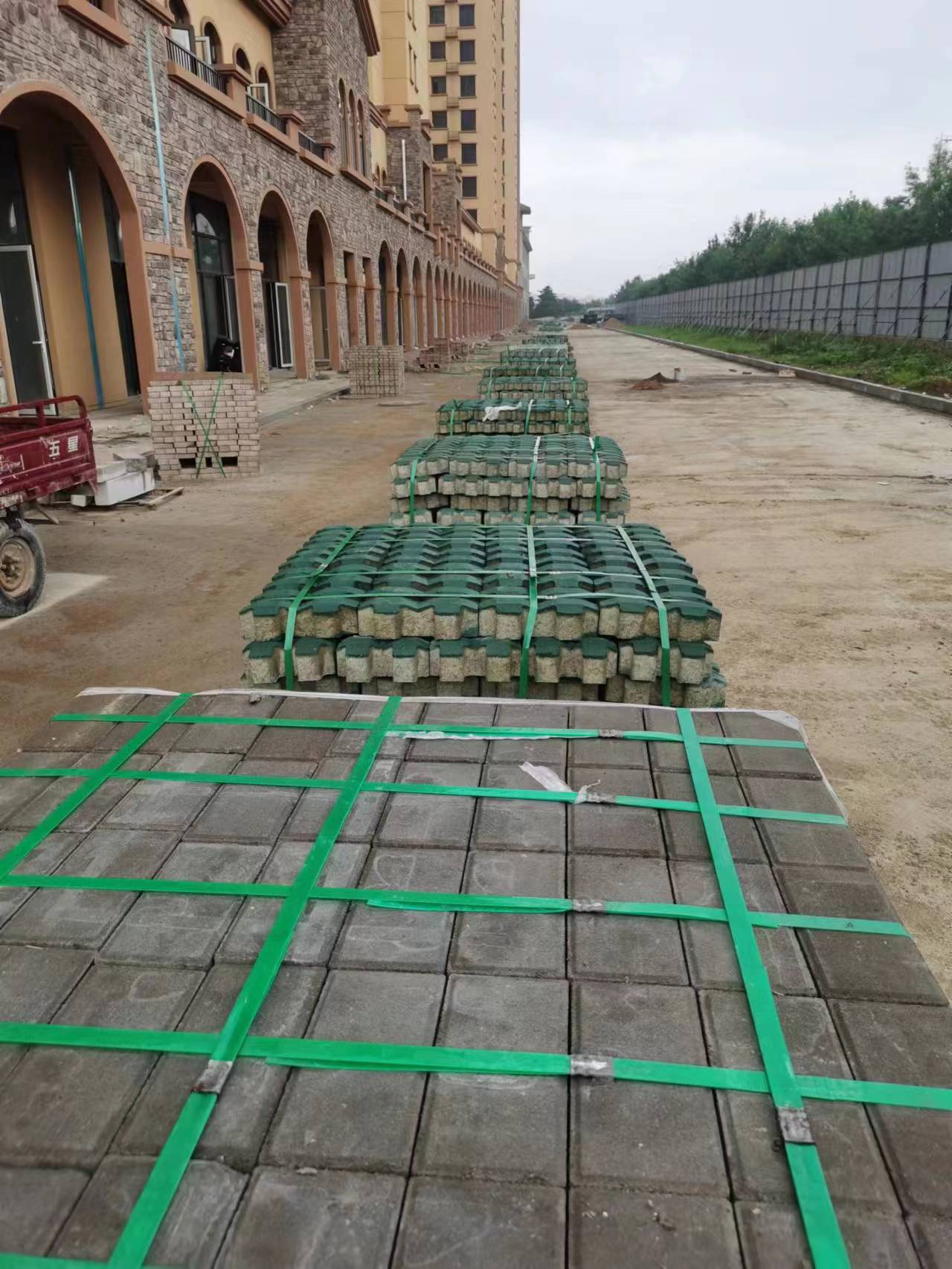 老舊小區(qū)改造植草磚 路面磚1.jpg