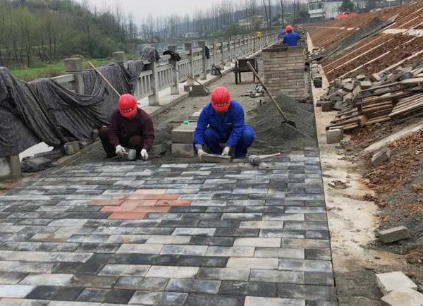 冬季鋪設(shè)路面磚應(yīng)該注意哪些問題？