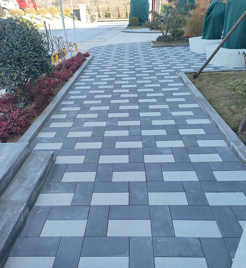 鋪設(shè)完工的仿生石路面高清實(shí)景圖，展現(xiàn)自然質(zhì)感與現(xiàn)代感。