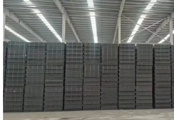 雨季施工時如何保護水泥磚成品？